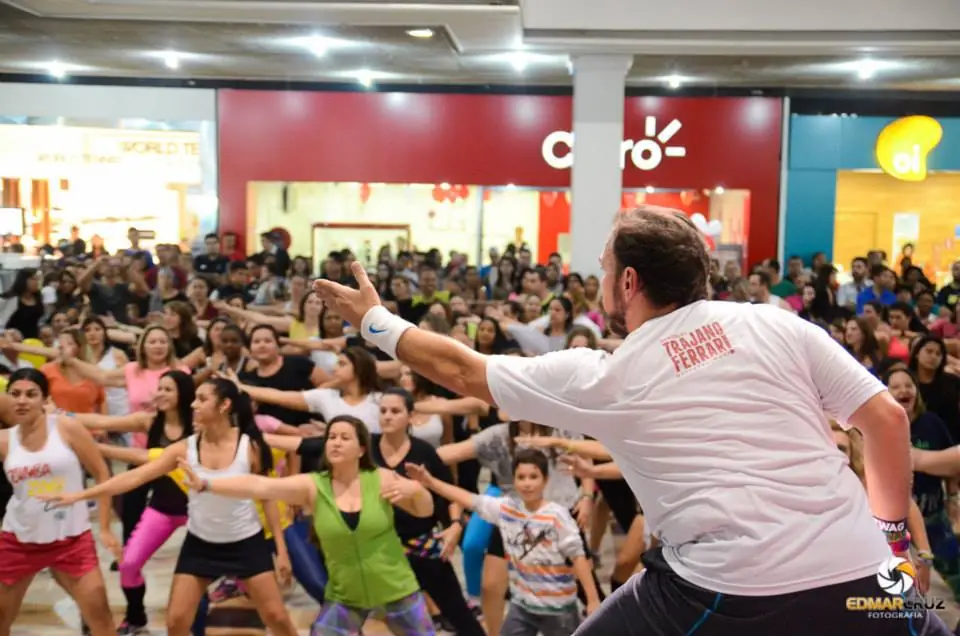 Trajano Ferrari conduce una lezione davanti a centinaia di persone in movimento.