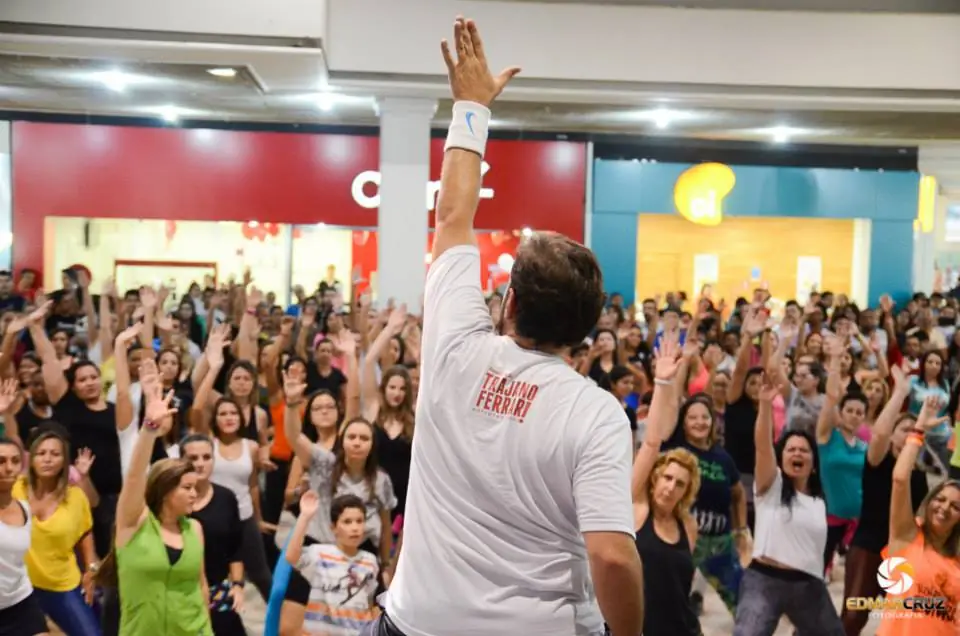 Centinaia di persone seguono la lezione in un centro commerciale in Brasile.